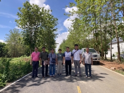 ลงพื้นที่วางแผนและออกแบบร่วมกับตัวแทนบริษัทผู้ออกแบบ เพื่อให้เกิดความสว่างในการใช้รถใช้ถนนของชาวบ้านที่ใช้สัญจรเส้นทางบ้านอ่าย ม.5 ถึงบ้านม่วงเนิ้ง ม.9 ให้มีความปลอดภัยทั้งชีวิตและทรัพย์สิน