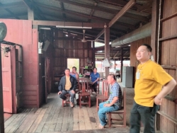 สำรวจพื้นที่ที่ได้รับความเสียหายจากพายุฤดูร้อน ในเขตพื้นที่ บ้านชมพู  หมู่ที่ 8 โดยมีบ้านเรือนที่ได้รับความเสียหาย จำนวน 7 หลัง