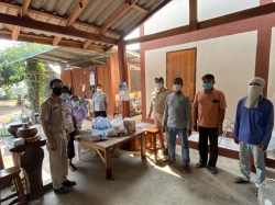 มอบของเยี่ยมผู้ที่กักตัวเสี่ยงสัมผัสโควิด 19 จำนวน 4 ครอบครัว บ้านนาไลยใต้ หมู่ 10 ต.อ่ายนาไลย อ.เวียงสา จ.น่าน 