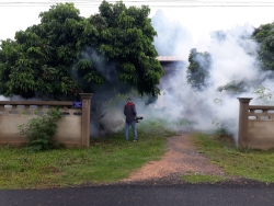 พ่นหมอกควันควบคุมยุงลาย ณ บ้านพะเยา 