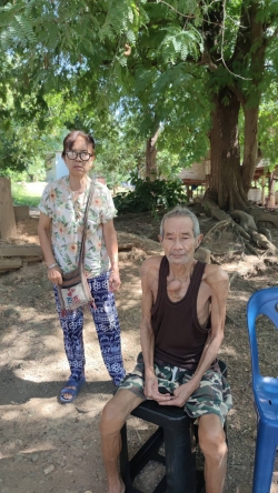 29/10/2564 มอบเก้าอี้สุขาพลาสติก ให้แก่ผู้สูงอายุภาวะพึ่งพิงช่วยเหลือตัวเองไม่ได้และผู้พิการ