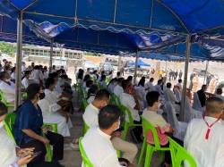 ร่วมพิธีอัญเชิญพระพุทธเจ้าปางเปิดโลก ณ บริเวณเขาครึ่ง 